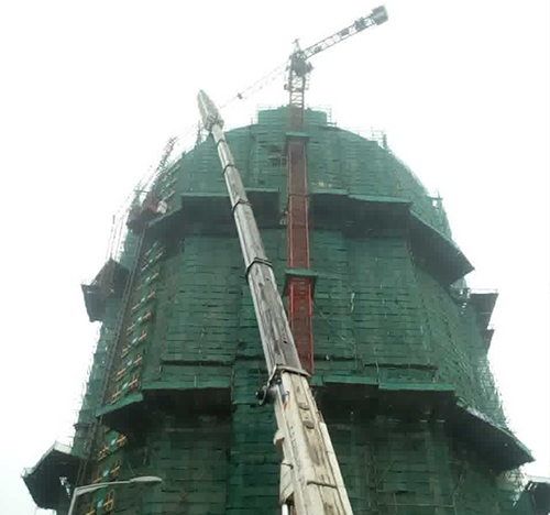 临潼吊车在工地上作业